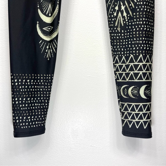 Onzie Las Lunas High Waisted Leggings Black Cream Moon Phases - Picture 8 of 13